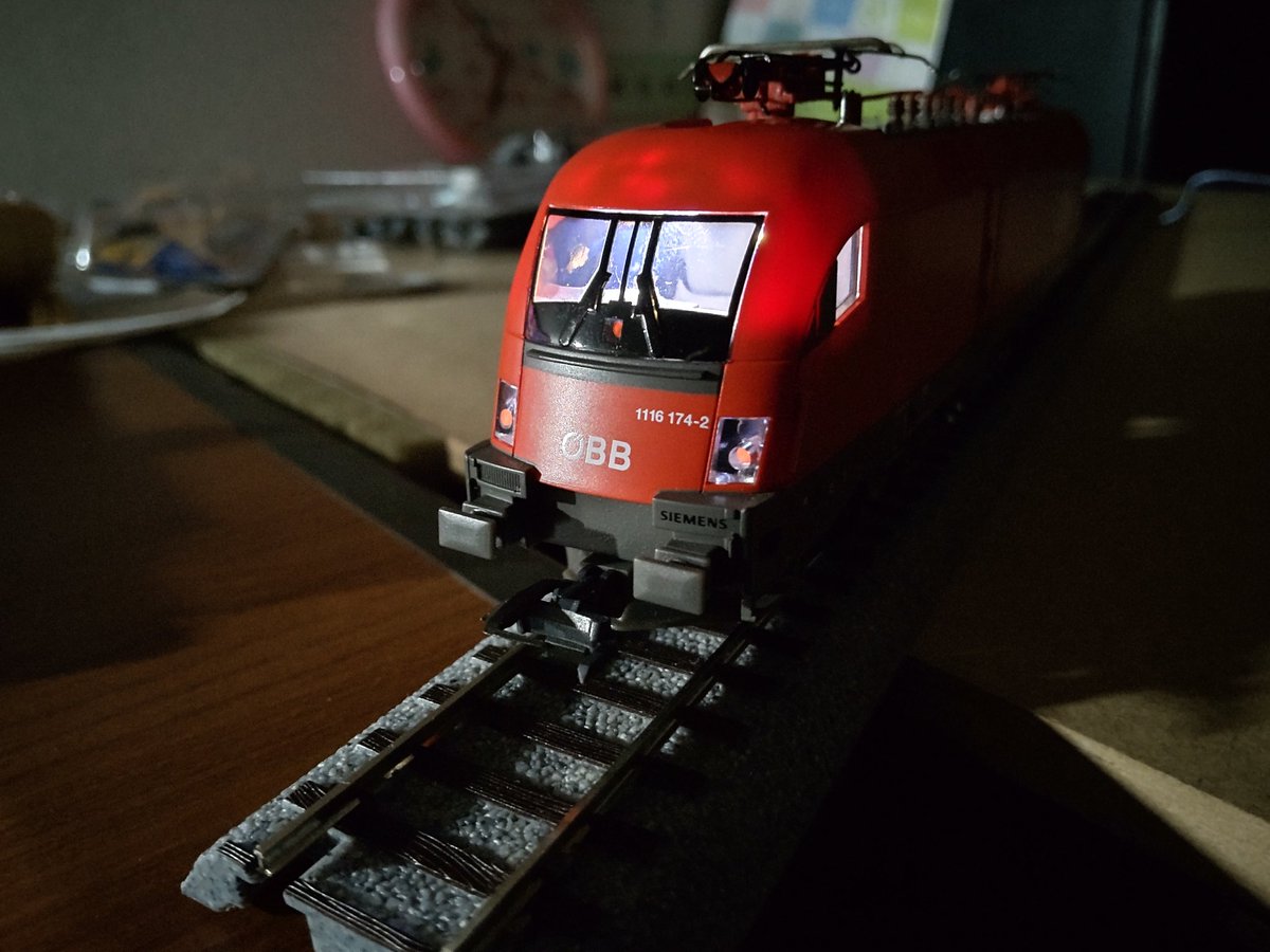 yonenaga_3267's tweet photo. PIKOのホビーグレードOBBタウラスの運転席点灯化の改良を実施しました。光源をKATOのLED室内灯ユニットへ変更し、運転席全体を明るく照らせるようにしました。PIKOのタウラスで充分質感が出ましたね。#PIKO #OBB #ES64 #タウラス https://t.co/2oXBXcfDnO