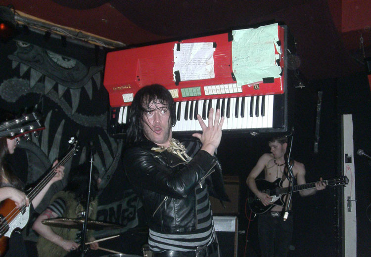 10-YEAR-THROWBACK: Heute vor 10 Jahren - die österreichischen Garage-Beat-Fuzz-Punk-Rocker WILD EVEL &amp; THE TRASHBONES mit einer unglaublichen Show im Frankfurter Ponyhof. So berichteten wir damals: bit.ly/3C8jdpY <a href="/WildEvel1/">Wild Evel & The Trashbones</a> #wildevel #trashbones