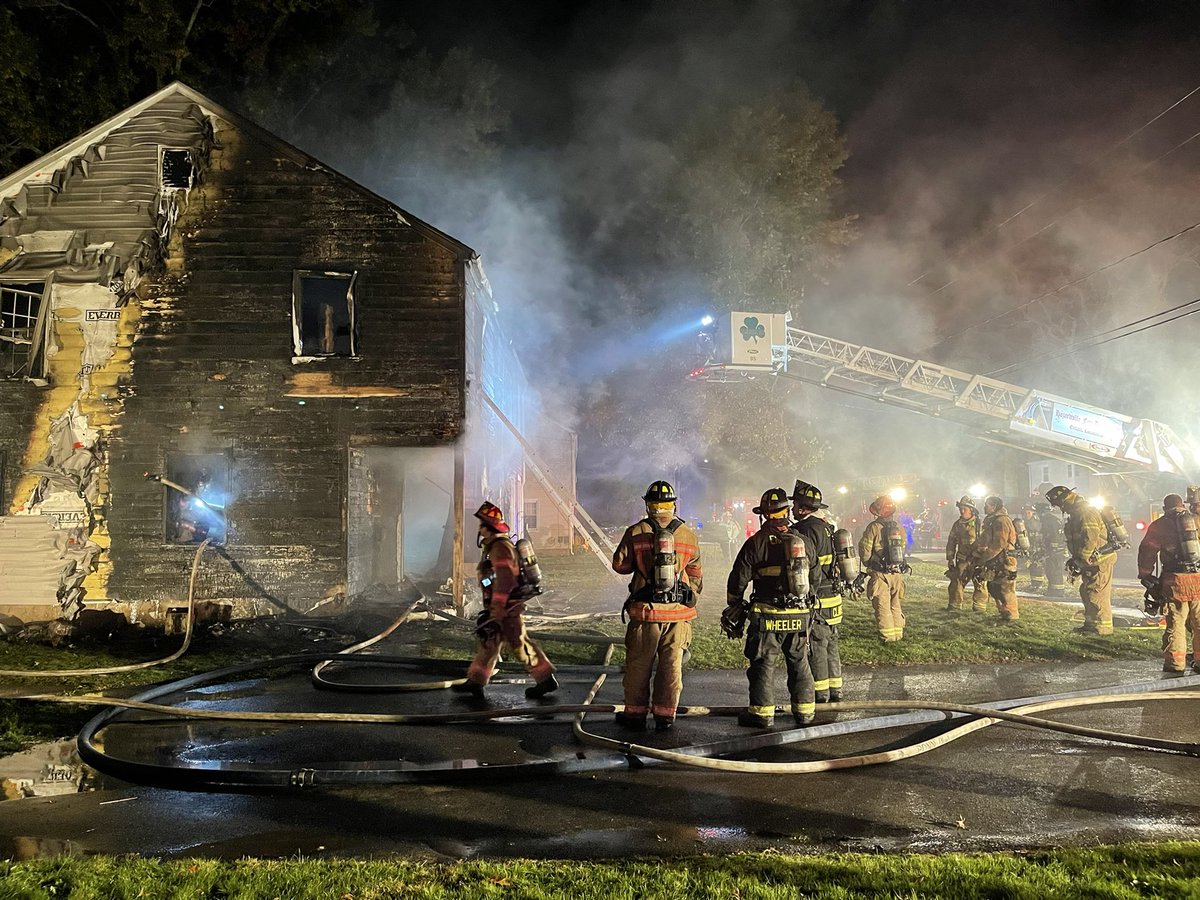 SquadFirePhotos's tweet image. Enfield Ct working fire 9 Laurel Park at 03:40 @fireengineering @RagTopFire @national_fire