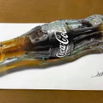 色鉛筆で描いたとは思えない!瓶入りコカ・コーラがリアル過ぎる!
