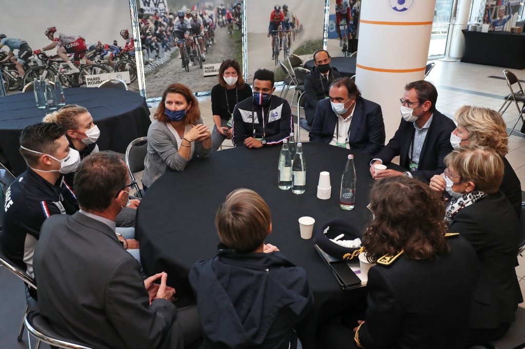 La Ministre déléguée aux sports <a href="/RoxaMaracineanu/">Roxana Maracineanu</a> a rencontré l'Équipe de France et ses coureurs ce matin au <a href="/Stabvelodrome/">Stab Vélodrome Roubaix Hauts-de-France</a> à l'occasion des Championnats du Monde Piste à #Roubaix2021.