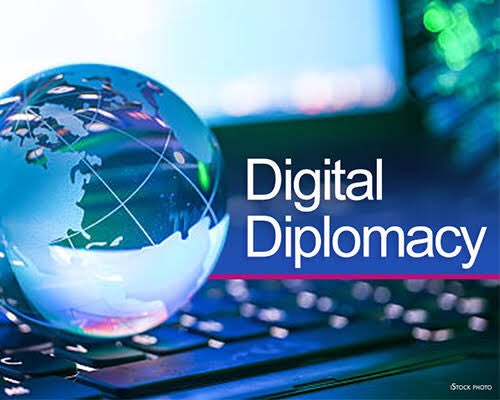 immanoella19's tweet photo. Diplomasi, diplomasi apa yang kedepannya akan semakin relevan bagi kepentingan Indonesia? Digital Diplomacy (Digiplomacy) jawabannya.
#lifeatunpar #kelasMIHI #digiplomacy https://t.co/ofZft7SRtO