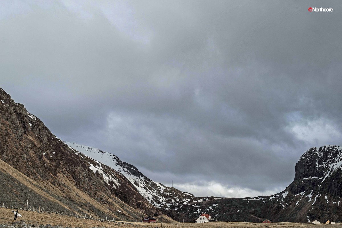 Northcore_Surf's tweet photo. Some wild beauty on the way to a very, very cold session.
Shot in Norway by Tim Nunn.
#bornfromtheelements #northcore #surfing #surf #surfer #norway #mountain https://t.co/A5um4dyNQK