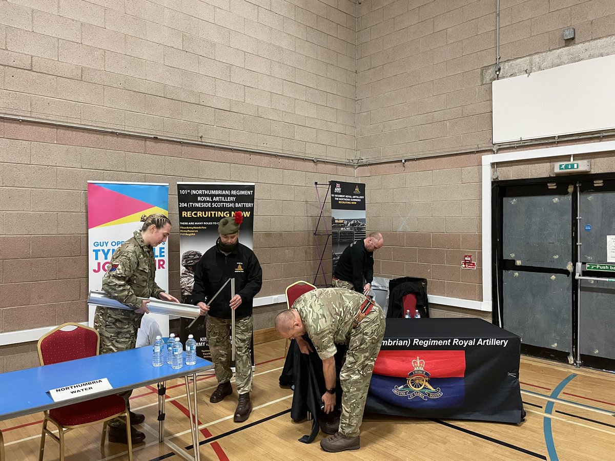 TyneJobsFair's tweet image. Of course @101RegimentRA were one of the first to set up. Classic military precision 🪂🪖#TeamWorkMakesTheDreamWork