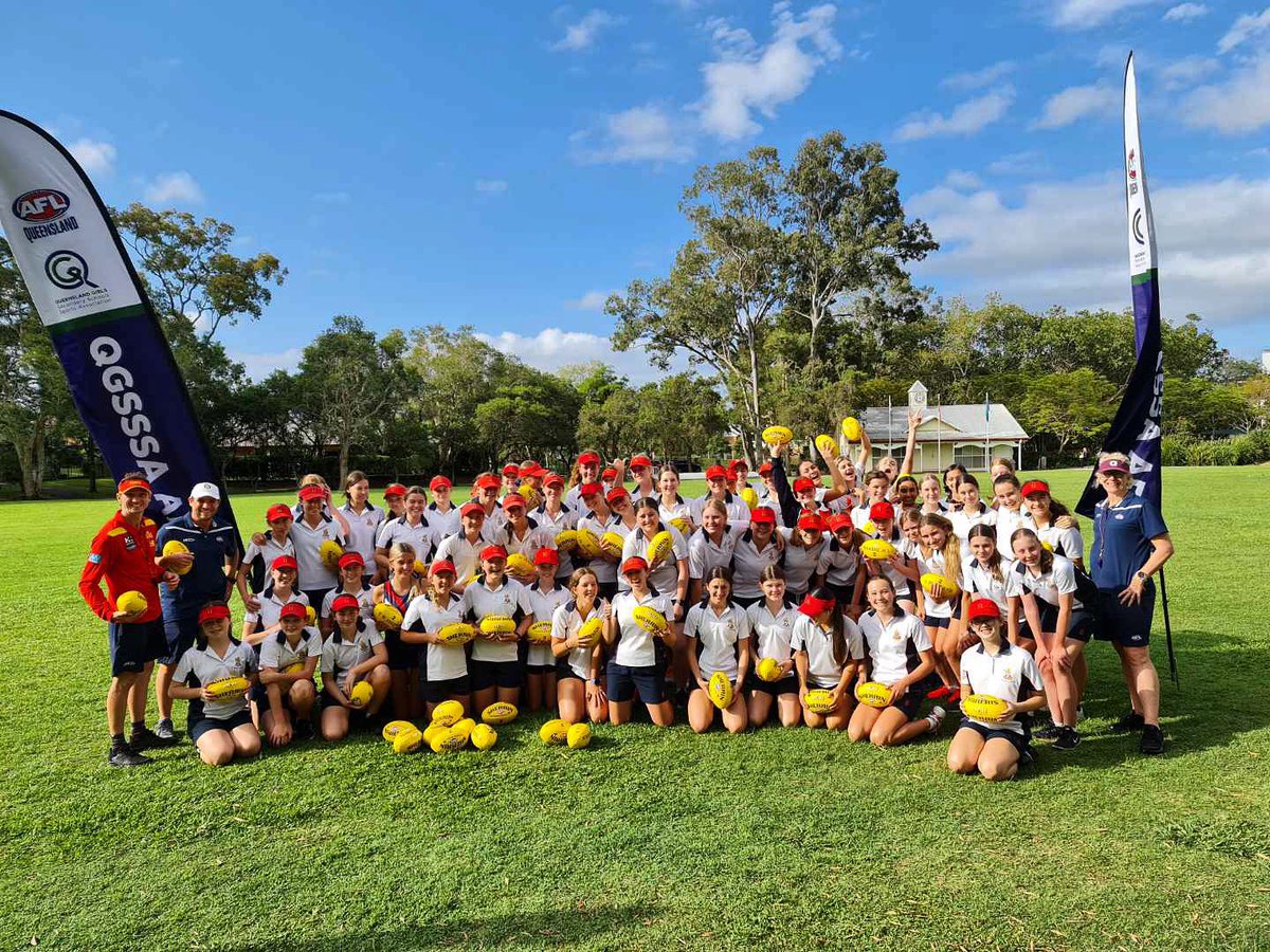 QGSSSA's tweet photo. The skies have cleared for our first Gold Coast QGSSSA AFL Skill Development Session for @StHildasQld! 

Happy Friday Footy girls 🔆

#QGSSSA #QGAFL #AFLQ #AFLW https://t.co/gBqZTrP2Vx