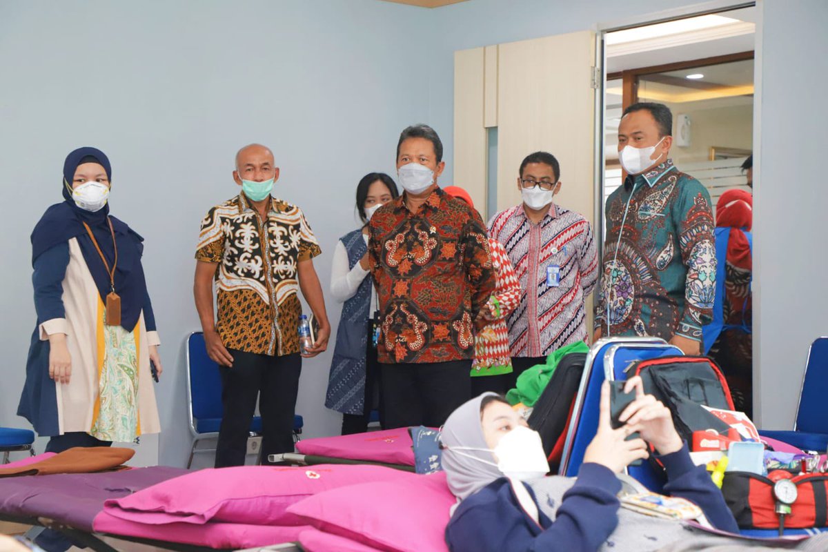 saktitrenggono's tweet photo. Meninjau langsung kegiatan bakti sosial donor darah yang diadakan di Ruang Cakalang Lantai 1, Gedung Mina Bahari III, Kantor KKP pusat. https://t.co/TOGP62lYGy