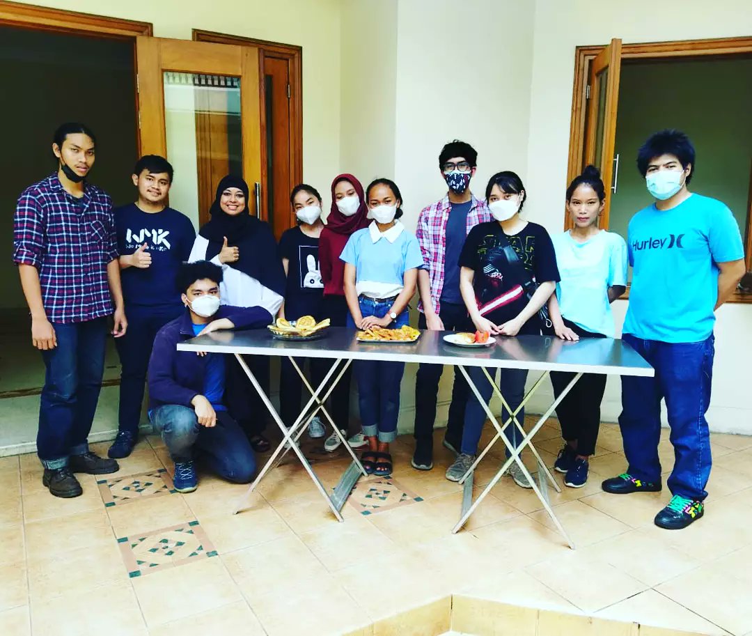 dswzentrum's tweet photo. Hallo DSW Freunde,

Awal bulan kami bikin Lomba Cooking, agar anak2 bisa belajar memasak dan juga menghemat Uang nanti di Jerman. 🇩🇪 Ternyata seru masak bareng temen2, di setiap grup pasti ada yg rajin masak &amp; ada yang rajin makan. 🤭 #dswzentrum #deutschland #study https://t.co/Y88jG8T2Yy