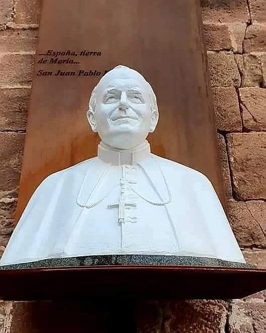 Eduard_Lpz's tweet photo. #22deoctubre, festividad de #SanJuanPabloII. Un testimonio de vida. GRACIAS SANTO PADRE. Que desde el cielo nos bendiga.
📷: tapiz #canonización, busto #MonasteriodeValvanera, estatua #CatedraldelaAlmudena y reliquia en la iglesia de Rincón de Olivedo en La Rioja. #juanpabloii https://t.co/NiKSgsJGQW