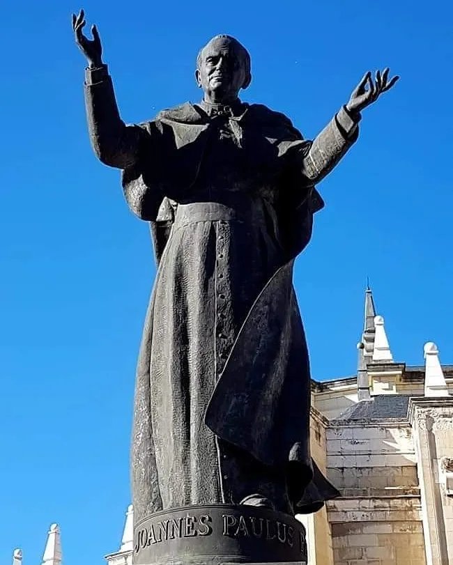 Eduard_Lpz's tweet photo. #22deoctubre, festividad de #SanJuanPabloII. Un testimonio de vida. GRACIAS SANTO PADRE. Que desde el cielo nos bendiga.
📷: tapiz #canonización, busto #MonasteriodeValvanera, estatua #CatedraldelaAlmudena y reliquia en la iglesia de Rincón de Olivedo en La Rioja. #juanpabloii https://t.co/NiKSgsJGQW
