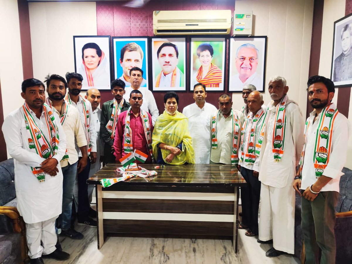 Kumari_Selja's tweet photo. ऐलनाबाद विधानसभा के गांव रंधावा से राजपूत समाज के करणी सिंह भाटी जी,जगदीश भाटी जी,अर्जुन सिंह भाटी जी,नोरंग सिंह भाटी जी,नरेश भाटी जी,तेजपाल सिंह भाटी जी,संदीप भाटी जी,विष्णु भाटी जी,भैरो सिंह शेखावत जी,पूर्व सरपंच सुभाष सिंह निर्बान जी को कांग्रेस पार्टी की सदस्यता ग्रहण कराई। https://t.co/oYMa7wMLjm
