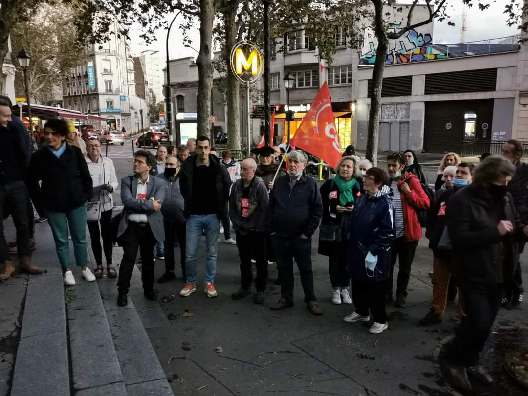 ElieJoussellin's tweet photo. Hier soir, auprès de @Fabien_Roussel, le @PCFparis20 et les postier.e.s pour s'opposer à la fermeture du bureau de poste Belgrand ! Depuis 2015, ce sont plus de 40 bureaux de poste qui ont été fermés à Paris ! Ça suffit ! Fermer des bureaux de poste, il faut être timbrés ! https://t.co/3GqFg3JTXX