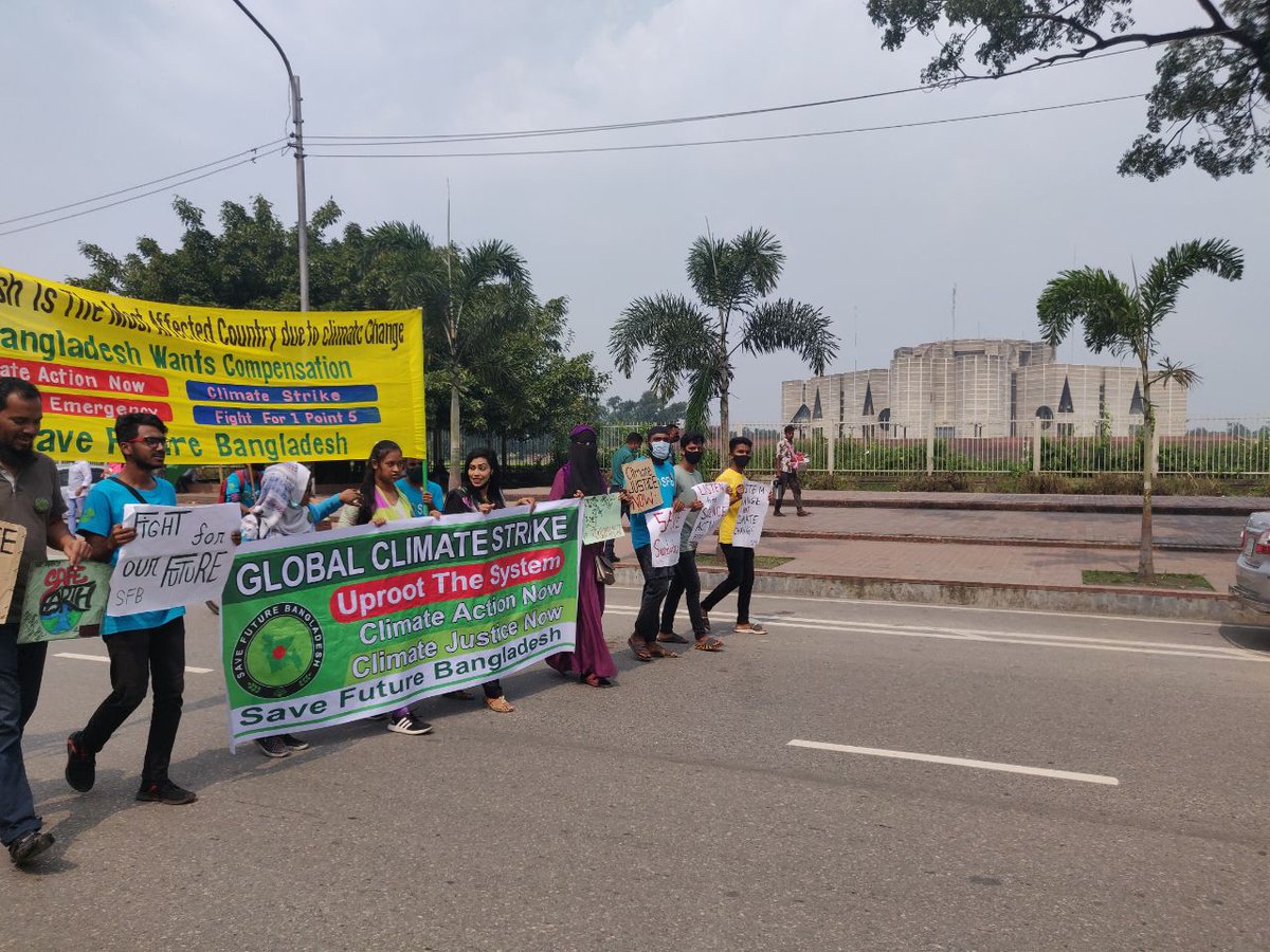 SaveFutureBd's tweet photo. #GlobalClimateStrike in #Dhaka #Bangladesh

#UprootTheSystem
We want #ClimateJustice, #ClimateAction &amp; #ClimateCompensation

#FaceTheClimateEmergency
#NoMoreEmptyPromises
#SaveFutureBangladesh #COP26
@GretaThunberg https://t.co/0MLY0dNYSG