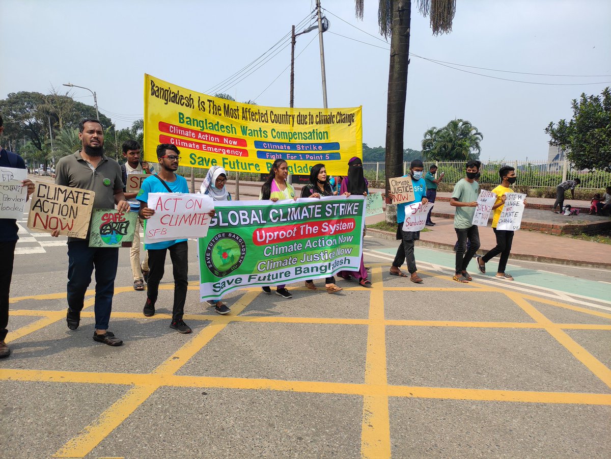 SaveFutureBd's tweet photo. #GlobalClimateStrike in #Dhaka #Bangladesh

#UprootTheSystem
We want #ClimateJustice, #ClimateAction &amp; #ClimateCompensation

#FaceTheClimateEmergency
#NoMoreEmptyPromises
#SaveFutureBangladesh #COP26
@GretaThunberg https://t.co/0MLY0dNYSG
