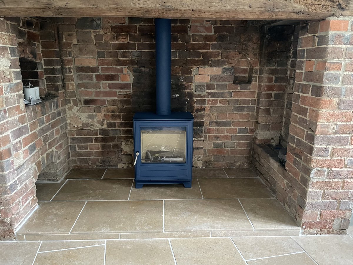 fire_bydesign's tweet image. Added a little colour to this large inglenook fireplace with the Arada Ecoburn 5 Widescreen in Atlantic Blue!
Would you go for a coloured stove? @aradastoves 
#inglenookfireplace #aradastoves #bluestove #ecodesign #woodburnerstove #woodburning #dorset