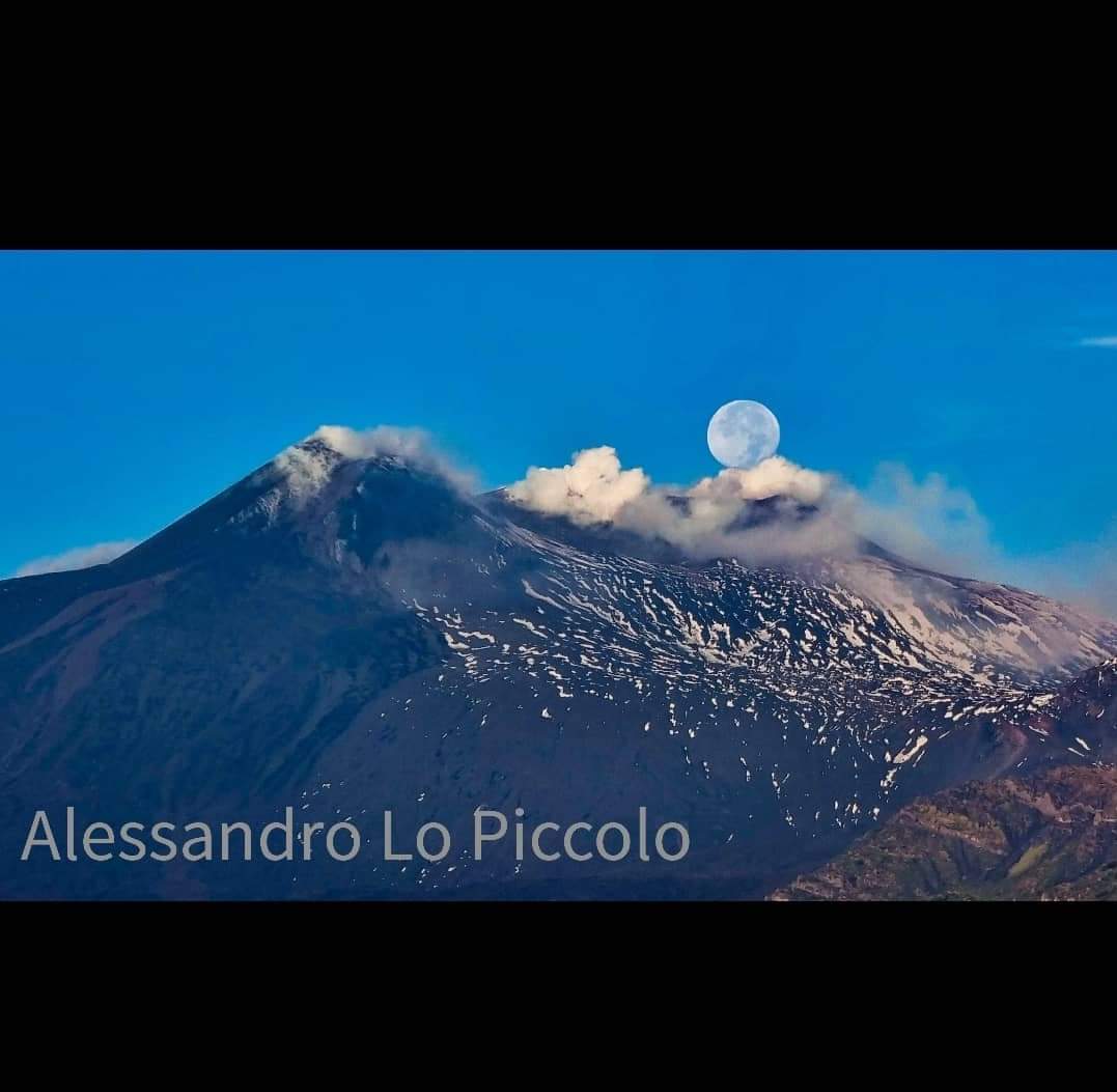 AlexLoPiccolo's tweet photo. 🤩

When the MOON 🌕 
falls gladly in the arms 
of volcano ETNA...

Oct. 22nd, h.08:00🇮🇹

Picture taken from 
the Sea-boulevard
of Torre Archirafi, 
Riposto, Sicily

photo © Alessandro Lo Piccolo 

 #etna #moon
#volcano #landscapes 
 #amazing #lovely
#yourshotphotographer https://t.co/r4AdC8inpp