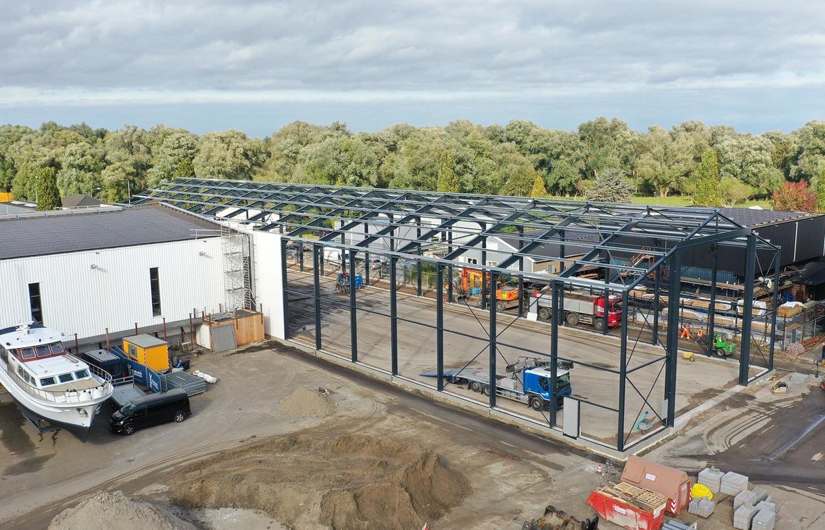 DeGildenGroep's tweet photo. Op het terrein van Jachthaven Elburg schieten we ondertussen ook mooi op met de bouw van de 14 meter hoge nieuwe hal. https://t.co/7TKbmoSspC