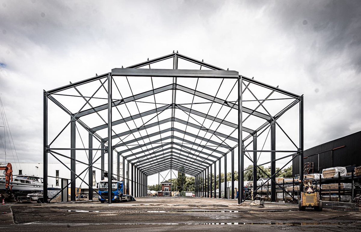 DeGildenGroep's tweet photo. Op het terrein van Jachthaven Elburg schieten we ondertussen ook mooi op met de bouw van de 14 meter hoge nieuwe hal. https://t.co/7TKbmoSspC