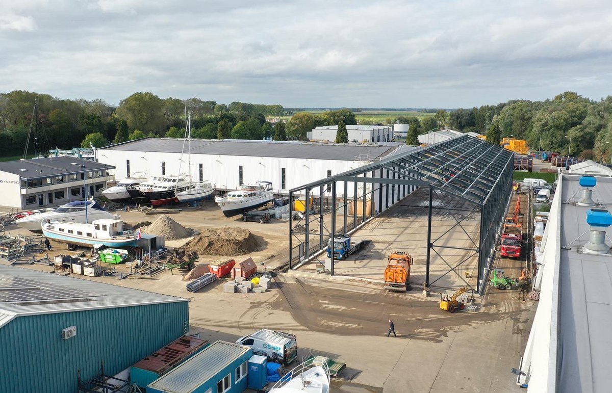 DeGildenGroep's tweet photo. Op het terrein van Jachthaven Elburg schieten we ondertussen ook mooi op met de bouw van de 14 meter hoge nieuwe hal. https://t.co/7TKbmoSspC