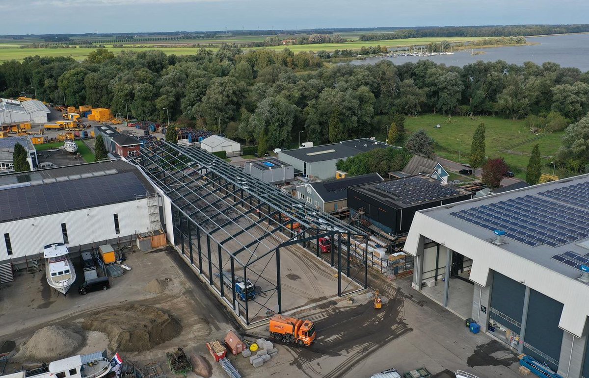 DeGildenGroep's tweet photo. Op het terrein van Jachthaven Elburg schieten we ondertussen ook mooi op met de bouw van de 14 meter hoge nieuwe hal. https://t.co/7TKbmoSspC