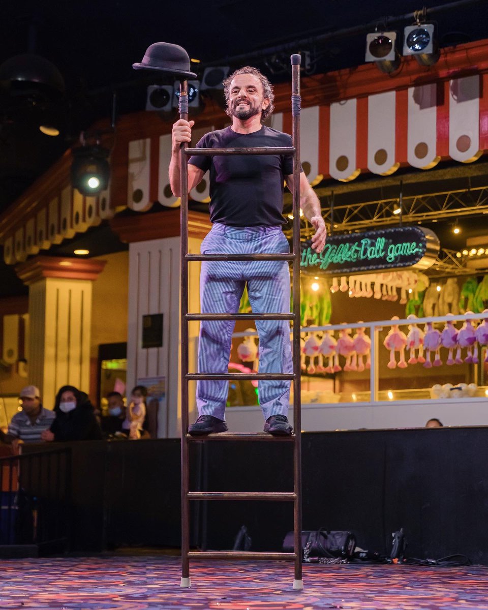 freeladderman's tweet photo. Well of course not without my beloved ladder🪜🎩 #uzeyernovruzov @circusvegas #lasvegas #circus #ladder #performer #ladderman #entertainment https://t.co/TvPTudLIy8