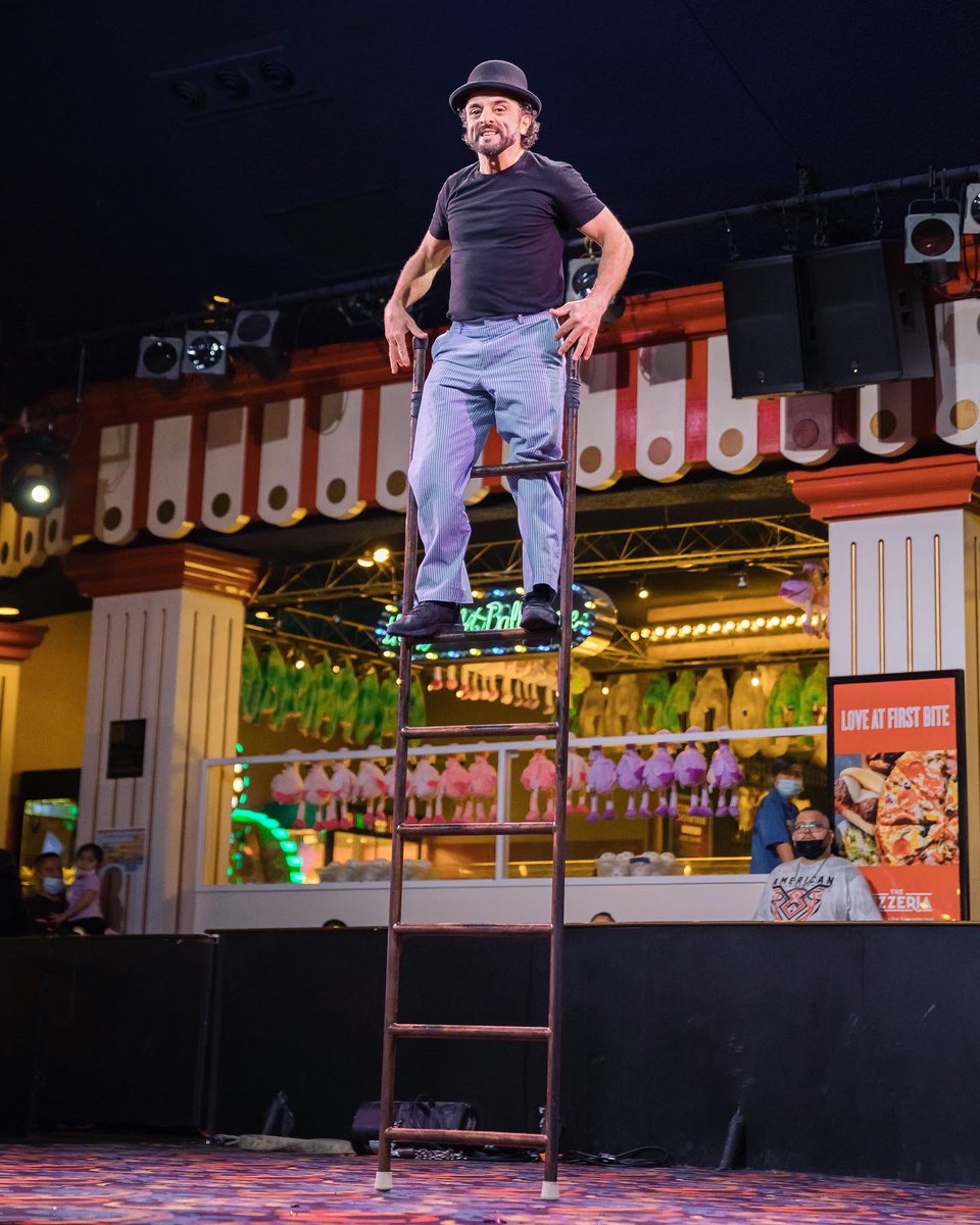 freeladderman's tweet photo. Well of course not without my beloved ladder🪜🎩 #uzeyernovruzov @circusvegas #lasvegas #circus #ladder #performer #ladderman #entertainment https://t.co/TvPTudLIy8