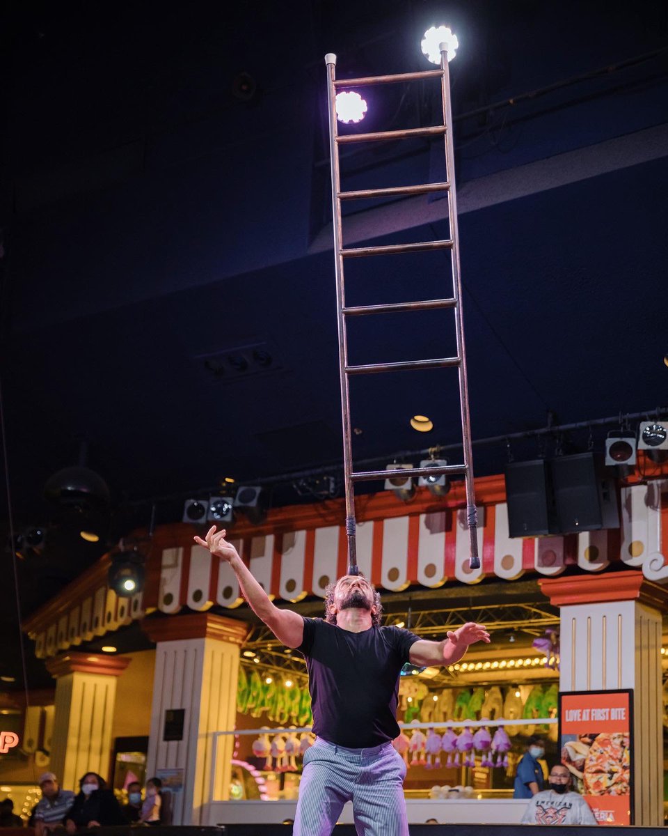 freeladderman's tweet photo. Well of course not without my beloved ladder🪜🎩 #uzeyernovruzov @circusvegas #lasvegas #circus #ladder #performer #ladderman #entertainment https://t.co/TvPTudLIy8