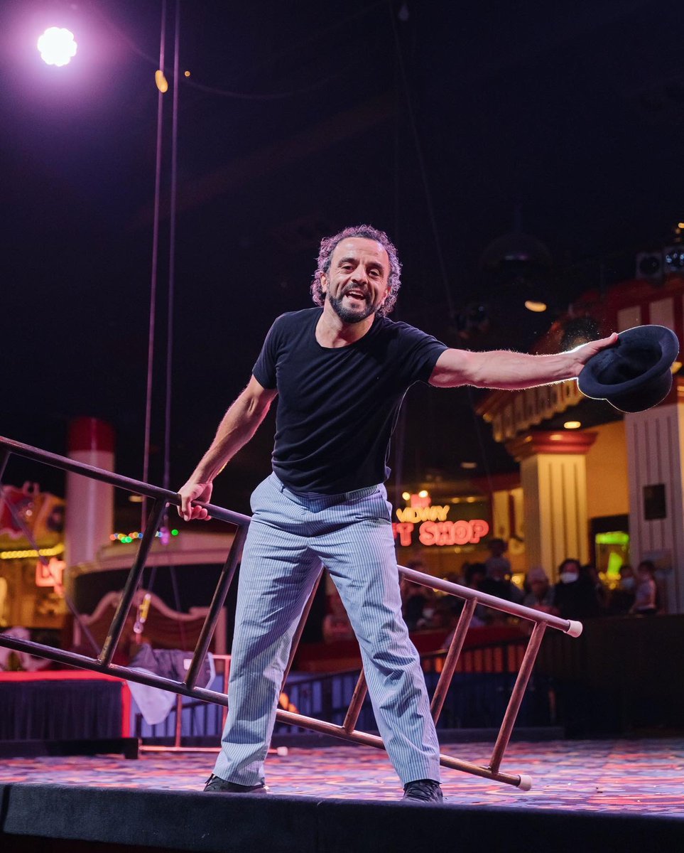 freeladderman's tweet photo. Well of course not without my beloved ladder🪜🎩 #uzeyernovruzov @circusvegas #lasvegas #circus #ladder #performer #ladderman #entertainment https://t.co/TvPTudLIy8