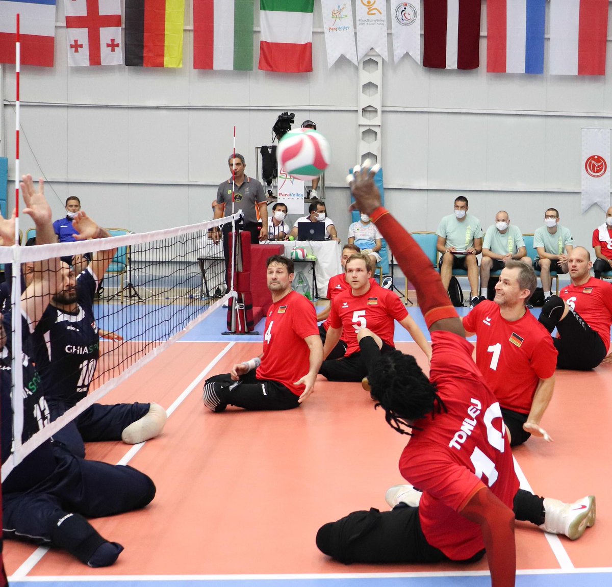 HALBFINALE‼️😍🏐

Unsere Teams gewinnen bei der Sitzvolleyball-EM im türkischen Kemer ihre Viertelfinalspiele und stehen heute beide im Halbfinale: Die Damen spielen um 16 Uhr, die Herren um 18.30 Uhr. 

▶️ Livestream: youtube.com/c/ParaVolleyEu…
___
📸 ParaVolley Europe / Fatma Gür