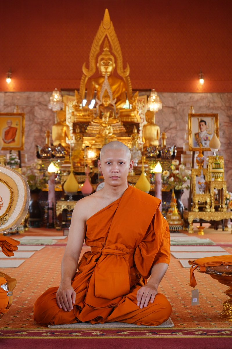 GMMTV's tweet photo. อนุโมทนาบุญกับ “สิงโต-ปราชญา เรืองโรจน์” ได้เข้าพิธีอุปสมบท เมื่อเช้าวันที่ 22 ต.ค. 2564 โดยได้รับฉายาทางธรรมว่า “ปราชโญ” แปลว่า ผู้รู้ ผู้มีปัญญา

#GMMTV https://t.co/DtJPTlhGiy