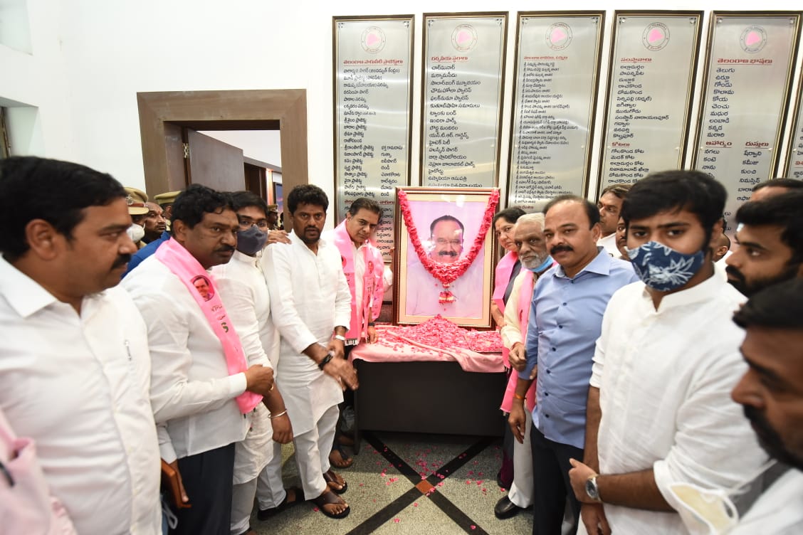 BTR_KTR's tweet photo. టీఆర్ఎస్ పార్టీ సీనియర్ నాయకులు, మాజీ మంత్రి శ్రీ నాయిని నర్సింహారెడ్డి గారి ప్రథమ వర్ధంతి సందర్భంగా వారి చిత్రపటానికి పుష్పాంజలి ఘటించి నివాళులర్పించిన పార్టీ వర్కింగ్ ప్రెసిడెంట్ శ్రీ @KTRTRS. https://t.co/5wtk1vGaid