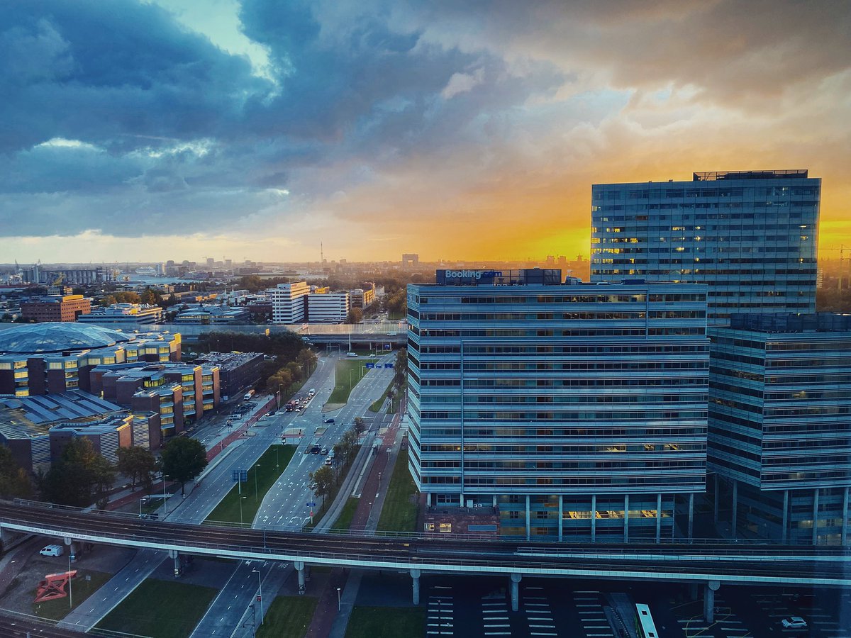 RoosNeeleman's tweet photo. Goedemorgen vanuit Amsterdam! #sunrise https://t.co/8iNl5crLAu