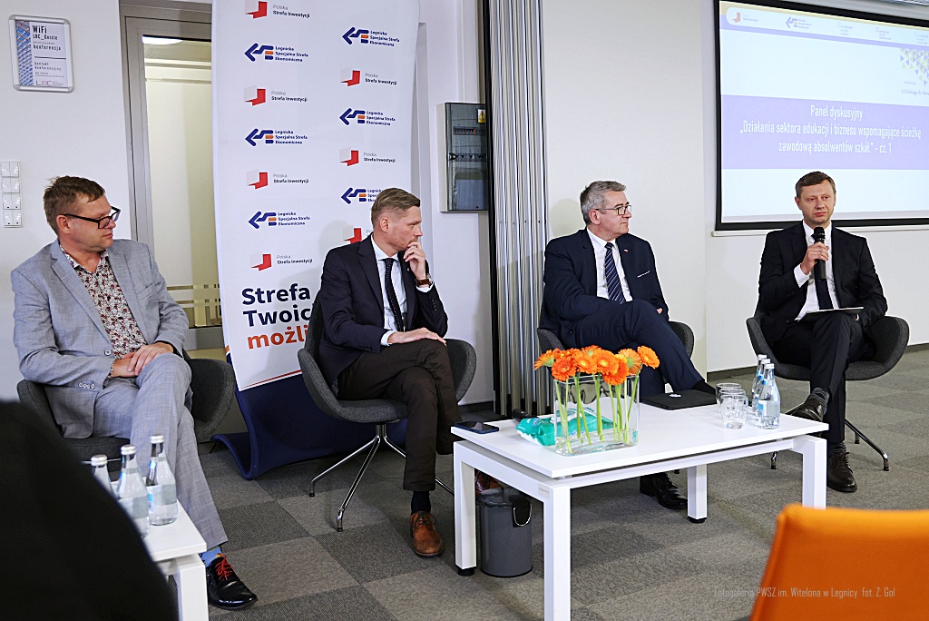 WNTiEPWSZLca's tweet photo. Studenci oraz pracownicy @WNTiEPWSZLca, 21 października 2021 r. uczestniczyli w Konferencji „Od edukacji do biznesu”, którą zorganizowała Legnicka Specjalna Strefa Ekonomiczna S.A. @LegnicaSEZ 

#witelonka #pwszlegnica #wntiepwszlegnica  #LSSE 

https://t.co/qWOzAqB7JT https://t.co/hvDZwn62p6
