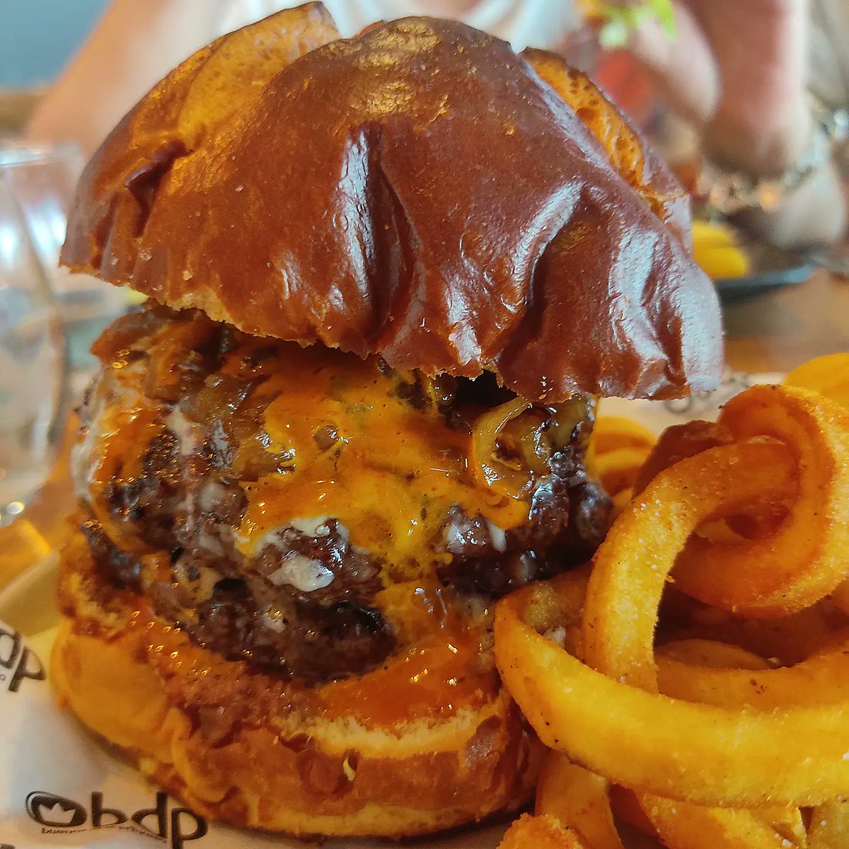 Ratedburger's tweet photo. Aquí la #EmmyBurger de Buenos días Princesa en #Coslada. Un trocito de #NuevaYork en Madrid, una fiel reproducción a la original de Pizza Loves Emily. https://t.co/ByJmeVfEzh https://t.co/KSpkFpMf7O