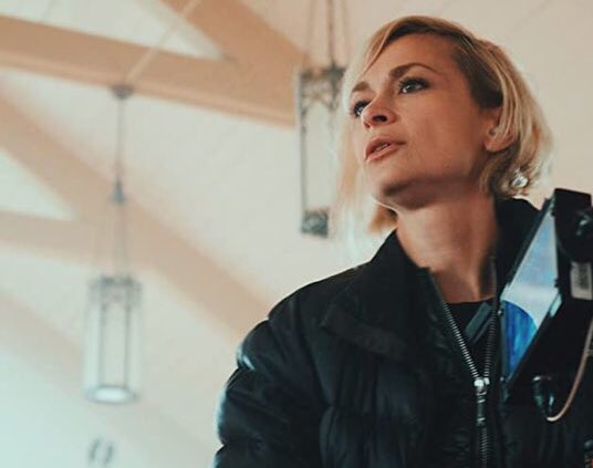 zeeshan_A16's tweet photo. Seeing far too many pics of Alec Baldwin and not enough of Halyna Hutchins, the cinematographer who tragically lost her life. This happened to Bruce Lee’s son Brandon Lee in 1993 when shooting The Crow. How does this happen today smh #RIPHalynaHutchins https://t.co/AbyrxExXhN