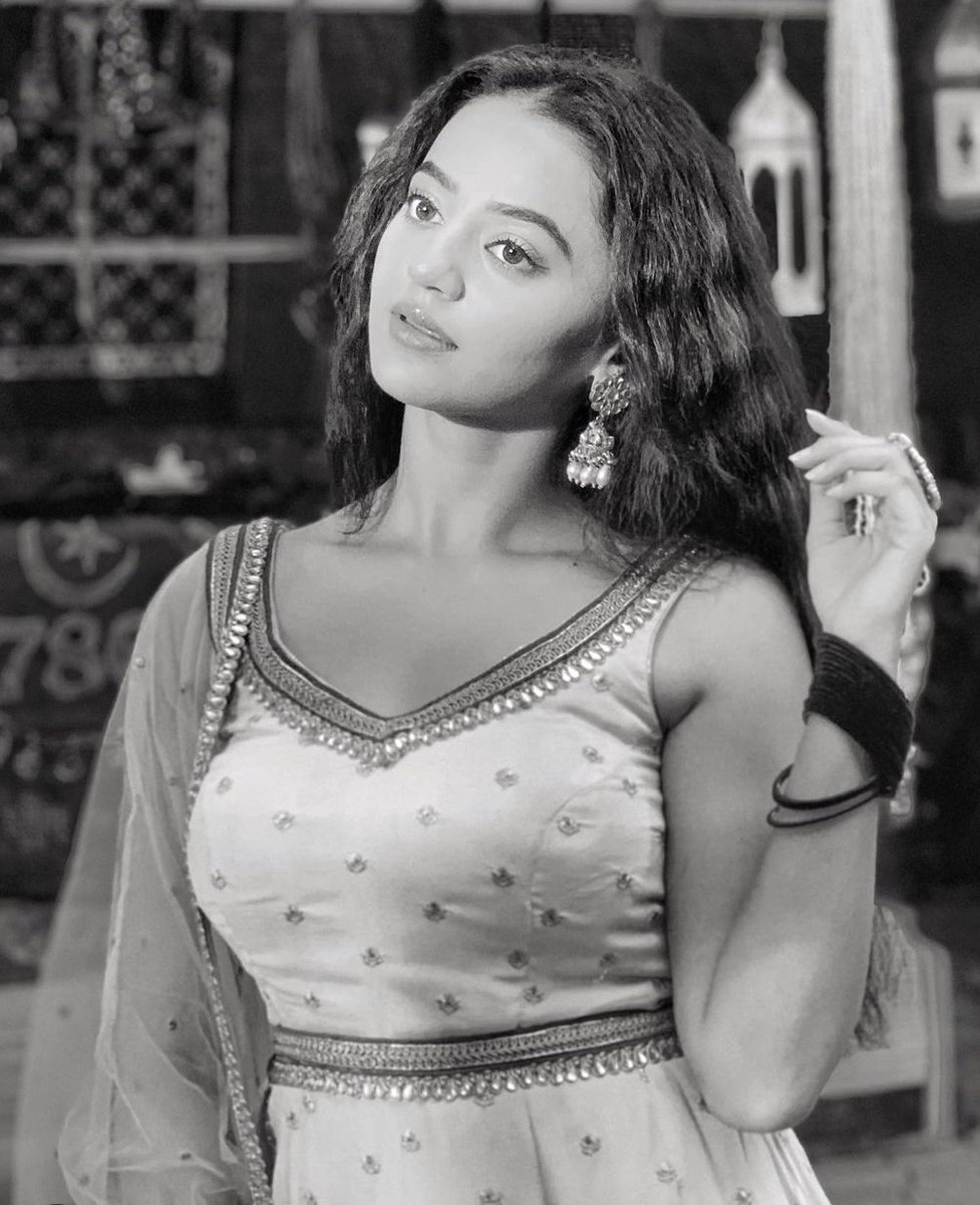 Caption hin samajh me nahi aata 😔😔

❤❤❤

#HellyShah