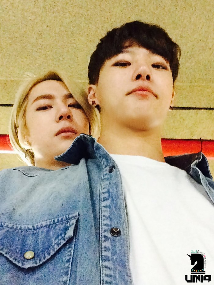 Ainvayipanga's tweet photo. This is such a couple pic 😂😂 

#BoYoun ship day 😂

#WangYibo https://t.co/5CCW7On8AJ