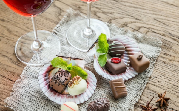 Quel vin boire avec du chocolat ? Le chocolat et le vin sont deux mets de qualité, les associer démultiplient vos papilles gustatives. Pour atteindre ce moment de plaisir, il est important d’associer le bon vin avec le chocolat.... | #chocolat #chococlic chococlic.com/Quel-vin-boire…