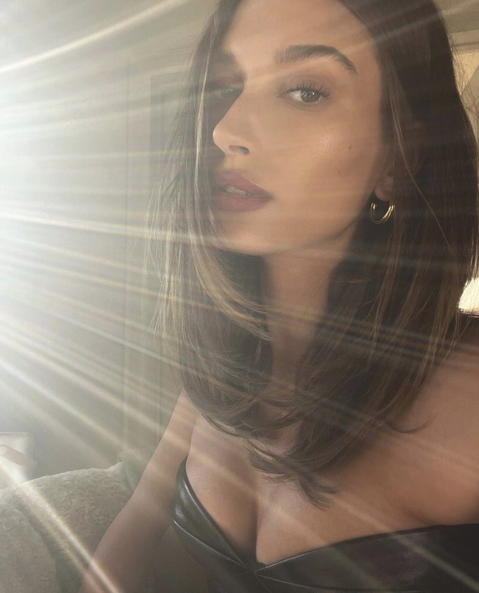 boohoo's tweet photo. HERE for Hailey Bieber’s new brunette hair 🤩 https://t.co/bYElasIMyY