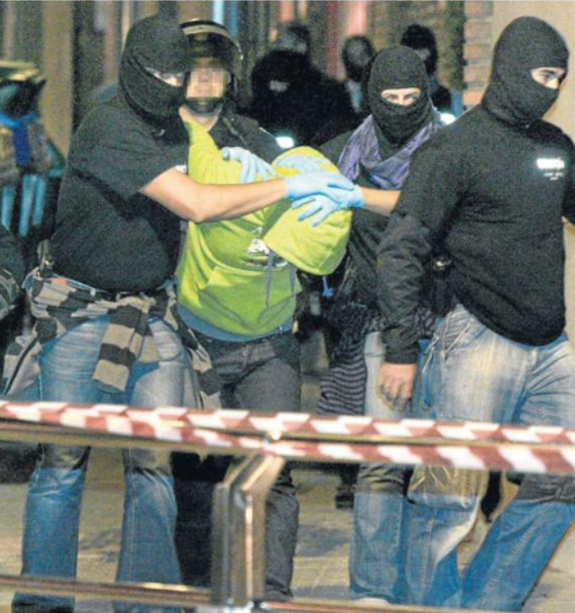 ik0itz's tweet photo. Gaur 11 urte, beste 13 gazterekin batera, Espainiako Poliziak atxilotu ninduen.

11 años ya desde que Policias armados entraran en mi casa, me detubieran, me incomunicaran, me torturaran y me encarcelaran.

Este hilo también es parte del relato de Euskal Herria⤵️ https://t.co/LGwIBs2aB3