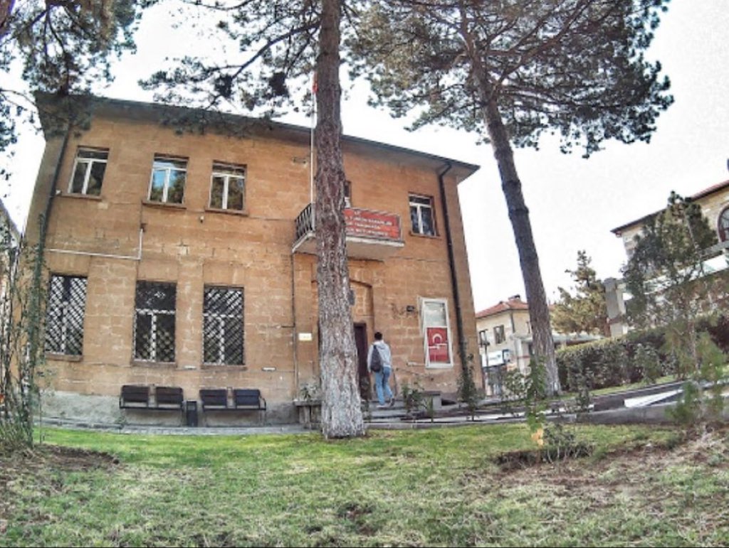 1943, Nevşehir Ürgüp’de Tahsin Ağa Kütüphanesine bir görevli atanır.
Günler geçse de tek bir kişi bile gelmez, en sonunda 1 hafta olur. 
Kimsenin gelmediğini görünce amirlerine durumu bildirir.
Beklemediği bir cevap alır ; ++