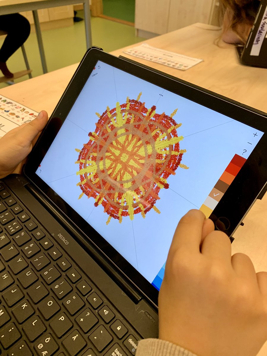 Idag avslutar vi hösttemat med digitalt skapande. Vi pratar färgskala, symmetrilinjer och hur man signerar sina verk. Trevlig helg på #mariehällsskolan