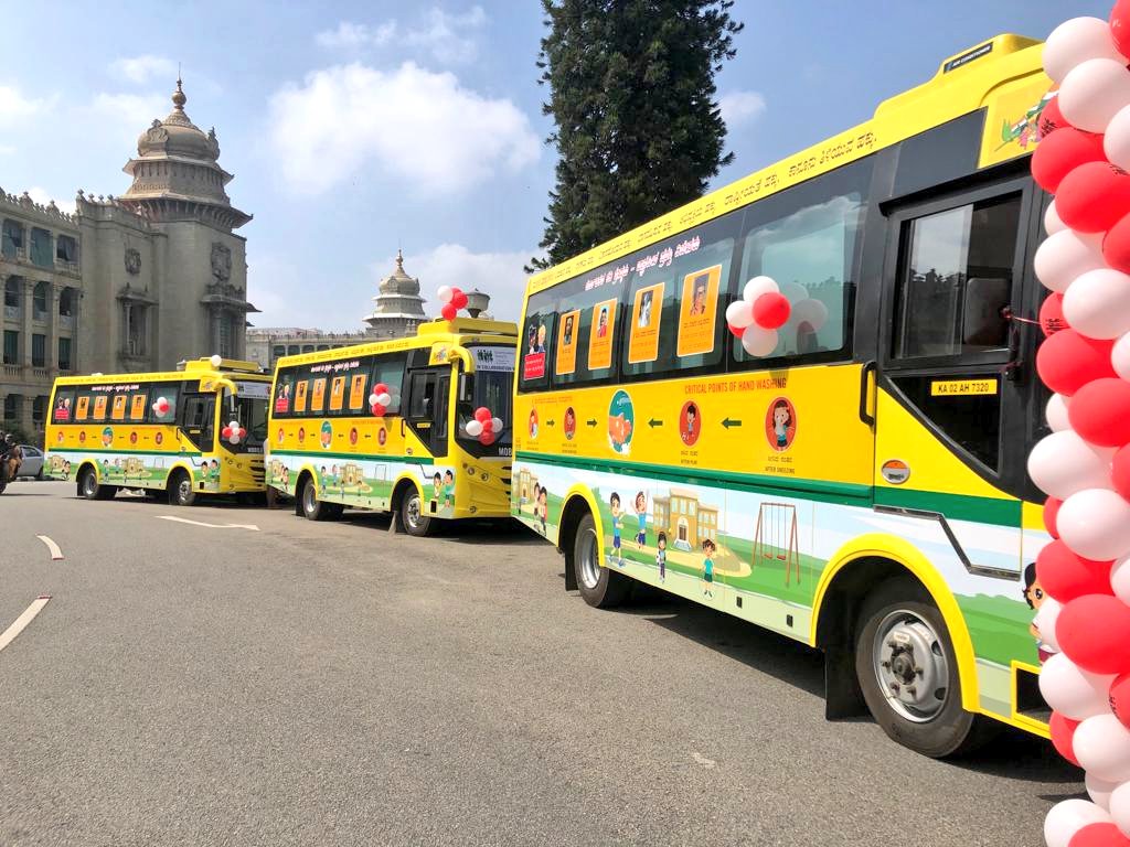 BCNagesh_bjp's tweet image. ಸರ್ಕಾರೇತರ ಸಂಸ್ಥೆ ‘ಸೇವ್ ದಿ ಚಿಲ್ಡ್ರನ್’ ವತಿಯಿಂದ ನೀಡಲಾಗಿರುವ ‘ಮಕ್ಕಳ ಸ್ನೇಹಿ ಸಂಚಾರಿ ಕಲಿಕಾ ಕೇಂದ್ರ’ ಗಳನ್ನು ಇಂದು ವಿಧಾನಸೌಧದ ಆವರಣದಲ್ಲಿ  ಹಸಿರು ನಿಶಾನೆ  ತೋರುವ ಮೂಲಕ ಉದ್ಘಾಟಿಸಲಾಯಿತು. ಮಾನ್ಯ ಕಂದಾಯ ಸಚಿವ ಶ್ರೀ @RAshokaBJP, MLA ಶ್ರೀ @HPoonja, ಸಂಸ್ಥೆಯ ಪ್ರತಿನಿಧಿಗಳು ಉಪಸ್ಥಿತರಿದ್ದರು.

@CMofKarnataka