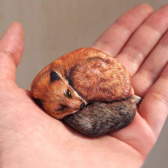 womensart1's tweet photo. Japanese artist Akie Nakata (known as Akie) turns found stones and rocks into animal paintings #WomensArt https://t.co/xJOVlAXaKL