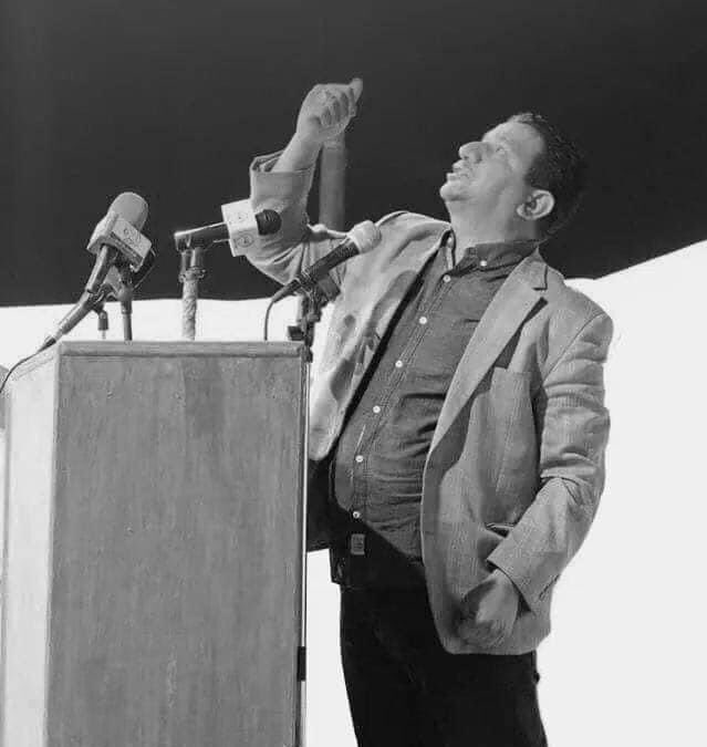 لا أعلم من الذي فقد الآخر ..
سمير أم المنصة ؟
أم الشعر بأكلمه !

الصديق الشاعر الكبير #سمير_صبيح_في_ذمة_الله