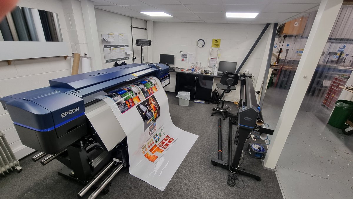 Crescent_signs's tweet image. Our 40th present to ourselves. New printer, plotter &amp;amp; laminator being installed today. #Epson #summa #easymount