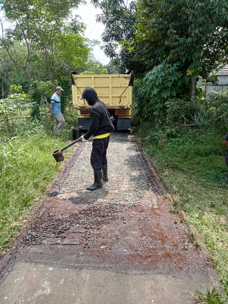 DinasPUPR's tweet photo. Satgas melakukan kegiatan pemeliharaan jalan di Kp. Pitara, Cagar Alam, Kel. Pancoran Mas, Kec. Pancoran Mas, Jumat (22/10/21) 
cc : @IdrisAShomad @ImamBHartono @pemkotdepok https://t.co/k2QbB0BT6L