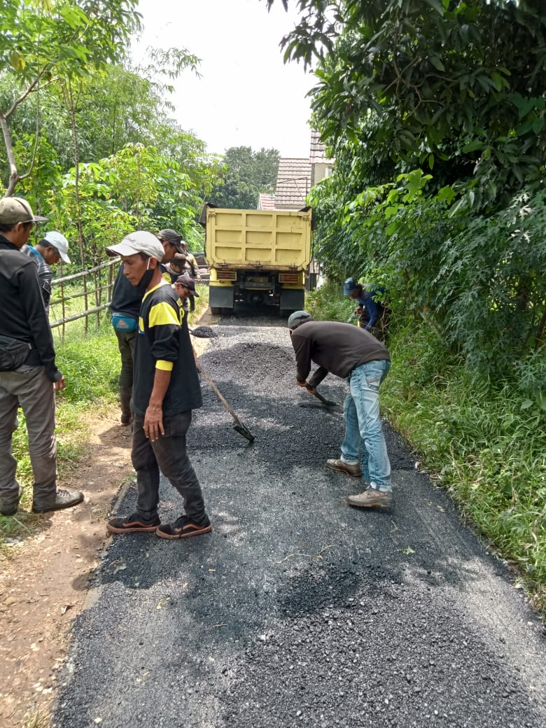 DinasPUPR's tweet photo. Satgas melakukan kegiatan pemeliharaan jalan di Kp. Pitara, Cagar Alam, Kel. Pancoran Mas, Kec. Pancoran Mas, Jumat (22/10/21) 
cc : @IdrisAShomad @ImamBHartono @pemkotdepok https://t.co/k2QbB0BT6L