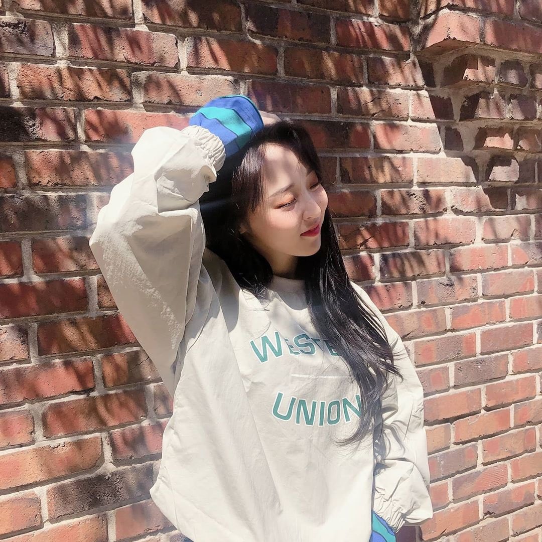 soleilbyul's tweet photo. 🐹 🧍🏻♀️ #m_f
🐶 why is there only the sun in the pic but no person? doesn't make sense hhh
🐹 why? no wonder our wind (wheein) smells so nice https://t.co/dOcYFHTyNS