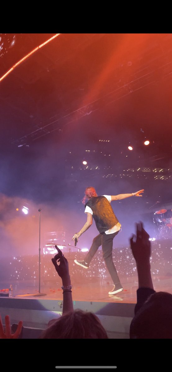 _pep5's tweet photo. best. concert. ever https://t.co/U5RUbf70TE