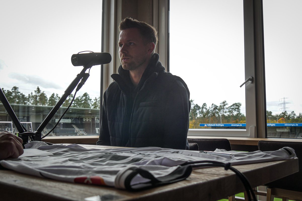 SV_Sandhausen's tweet photo. Vor unserem Heimspiel gegen Werder Bremen erscheint heute die 5⃣. Folge unseres Podcasts #echtundanders, präsentiert von der @spkhd. Ihr wollt wissen, warum Patrick #Drewes auch gerne mal mit Handschuhen unter die Dusche geht, dann hört jetzt rein! 🎧
#SVS1916 #WirEchtAnders https://t.co/EbIrsHDTLp